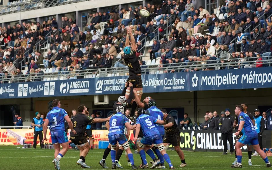 Tribunes pleines de supporters pendant un match de rugby